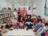 15 recin nacidos tienen su primer contacto con los libros gracias a los talleres del ciclo ‘Bebeteca’