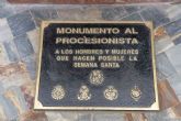 El Ayuntamiento repone la placa del monumento al Procesionista