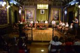 Jóvenes de Cruz Roja aprenden sobre el ayuntamiento y debaten temas de actualidad en el salón de plenos