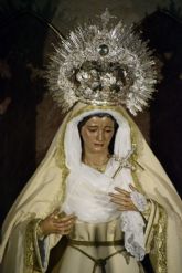 Dolorosa de blanco, la virgen de las Tristeza de blanco en la Hermandad sevillana de Veracruz