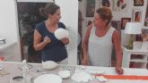 La directora general de Comercio visita en guilas el taller de la artesana Marisa Peaguda