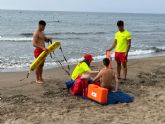 La intensa labor preventiva de los socorristas permite disfrutar de un verano tranquilo sin grandes incidencias en la costa lorquina
