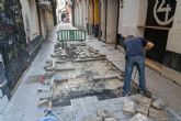 Las brigadas municipales reparan los adoquines de Cuatro Santos, Adarve y Plaza San Francisco