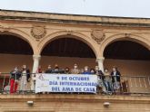 Lorca conmemora el Da Internacional de las Amas de Casa con la colocacin de una pancarta en el balcn del Ayuntamiento