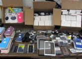 La Guardia Civil se incauta de más de 300 accesorios para teléfonos móviles falsificados en un comercio de Lorca