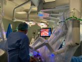 El hospital Reina Sofa acoge la primera intervencin de ciruga robtica de precisin