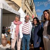 La ministra de Sanidad, Carolina Darias, visita el stand del Alfar Arias en la Feria de Oler�a de Lugo donde pudo conocer de primera mano la alfarer�a popular de Puertollano