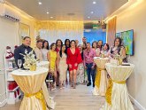 Emporio de Belleza Clinic da la bienvenida a la Navidad con un emotivo encendido de su rbol navideno