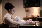61% de los usuarios ha usado o valora usar chatbots de IA ante dudas emocionales, mientras los psiquiatras advierten de sesgos en consulta