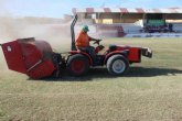 Se realizan los trabajos de resiembra y regeneración del césped natural del campo de fútbol municipal “Juan Cayuela”