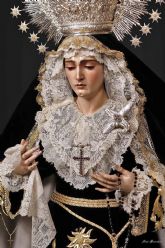 Negro de terciopelo y oro de fe, así luce la Virgen de las Angustias en noviembre en Alcalá del Río