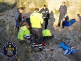 Bomberos rescatan a un hombre y una mujer tras caer con un quad por un terraplen en el Sendero del Agua de Galifa