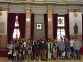 Rafa Gmez recibe a 23 alumnos ingleses en el Ayuntamiento de Murcia