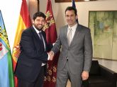 Fernando Lpez Miras se rene con el alcalde de Abarn.
