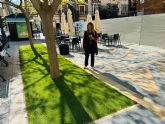 El Gobierno de Lorca renueva el csped artificial de los parterres de Avenida Presidente Adolfo Surez y de la Plaza de San Vicente