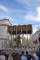 “Entre Bordados Dorados y Miradas de Dolor, La Reina de los Dolores Brilla en su Estación de Penitencia en Alcalá del Río”