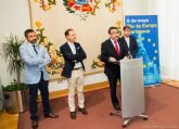 El alcalde lee un manifiesto e iza banderas para celebrar el Da de Europa