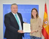 El delegado del Gobierno ha entregado a la alcaldesa de guilas el Protocolo de Asistencia de la Direccin General de la Guardia Civil en materia de informacin automatizada