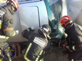 Bomberos de Cartagena rescatan a los ocupantes de un vehiculo volcado en la RM 602