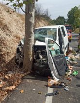 Muere una mujer y otra resulta herida grave al chocar una furgoneta contra un rbol en la RM-516, cerca de Mula