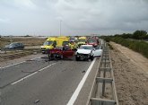 Servicios de emergencia han rescatado y atendido a dos heridos al colisionar dos turismos en la autopista AP-7, San Pedro del Pinatar