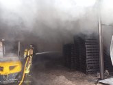Bomberos han extinguido el incendio declarado en una fbrica de pals en Caravaca de la Cruz
