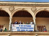 Lorca conmemora el Da de las Amas de Casa con la colocacin de una pancarta en el balcn del Ayuntamiento