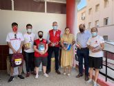 NNGG guilas entrega a Cruz Roja todo el material escolar recogido en la Plaza de España