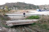 Dos de las ramblas principales que desembocan en el Guadalentn, la Rambla Salada y la de Los 17 Arcos, lo siguen haciendo a travs de embudos peligrosos para personas y propiedades