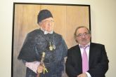 El retrato de Jos Orihuela ya forma parte de la galera de rectores de la Universidad de Murcia