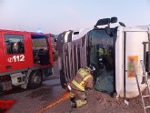 Trasladan al hospital a un camionero cuyo vehículo volcó, en Fuente Álamo