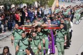 Los paracaidistas procesionan al Cristo de los Estudiantes en el Campus de la UCAM