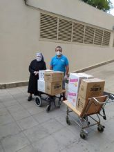 La frutera 'En Punto' arrima el hombro y dona productos de limpieza a las Hermanitas de los Pobres