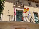 Las banderas de los principales edificios municipales de Totana ondean a media asta en señal de luto por los fallecidos por la pandemia del coronavirus