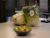 Ensalada de escarola fine frisee con mango y pepino, la propuesta de Rodrigo de la Calle y Primaflor con sabor a verano
