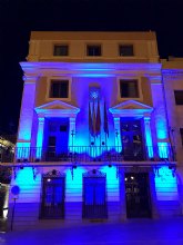 Mula celebra el da de Europa iluminando la fachada del Ayuntamiento de color azul