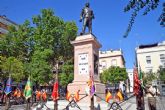 El capitn de Artillera Luis Daoiz y Torre homenajeado ante su monumento en Sevilla con un izado de Bandera
