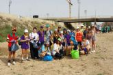 Doscientas personas participan en una recogida de basura en la Rambla de Benipila