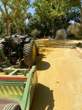 El Ayuntamiento de Lorca lleva a cabo labores de mejora, adecuación y compactación del pavimento de 'Las Alamedas'