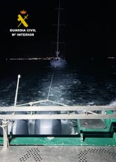La patrullera de la Guardia Civil auxilia a un velero a la deriva en el Mar Menor