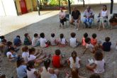 Los participantes en la Escuela Días No Lectivos participan en un taller de cuentos sobre el actor Paco Rabal