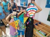 Los más pequeños disfrutan en verano de talleres y cuentacuentos en la biblioteca de La Manga