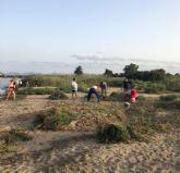Los vecinos de Baha Bella limpian su playa 'ante la dejadez y la lentitud de las Administraciones'