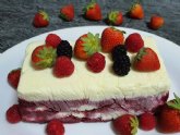 !Receta fcil de tarta helada de yogur y frutos rojos!