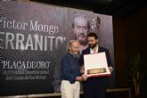 'Serranito' recibe emocionado la 'Placa de Oro' en homenaje a toda una vida dedicada a la guitarra flamenca