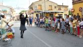 Una obra de teatro sobre las vacaciones de las familias en los años 60 y 70 recorre las calles de Lorqu