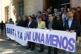 Se guarda un minuto de silencio a las puertas del Ayuntamiento como señal de condena por el ltimo caso de violencia machista en Elda (Alicante)