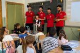 Alumnos del CEIP Antonio Ulloa reciben al Jimbee Cartagena en una jornada acercamiento del f�tbol sala
