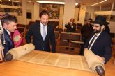 La comunidad judía de Málaga dona al Ayuntamiento de Lorca un Sefer Torá de más de 200 años de antigüedad