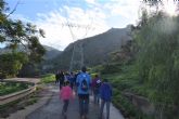 Voluntarios participan en una jornada de senderismo y reforestacin
